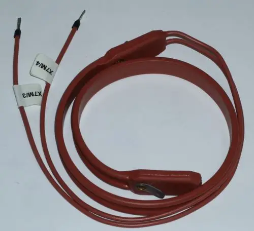 Rotes Heizgerät mit zwei elektrischen Anschlusskabeln, beschriftet mit "X71" und "X73", für die Nutzung in einem Daikin-System.